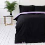 Gultas veļas komplekts „Ozai Orchid“. Violeta gultasveļa, 140x200 cm, 150x200 cm, 160x200 cm, 180x200 cm, 200x200 cm, 200x220 cm, 220x240 cm. Moderns divpusējs gultas veļas komplekts melnā ar lavandas akcentu.