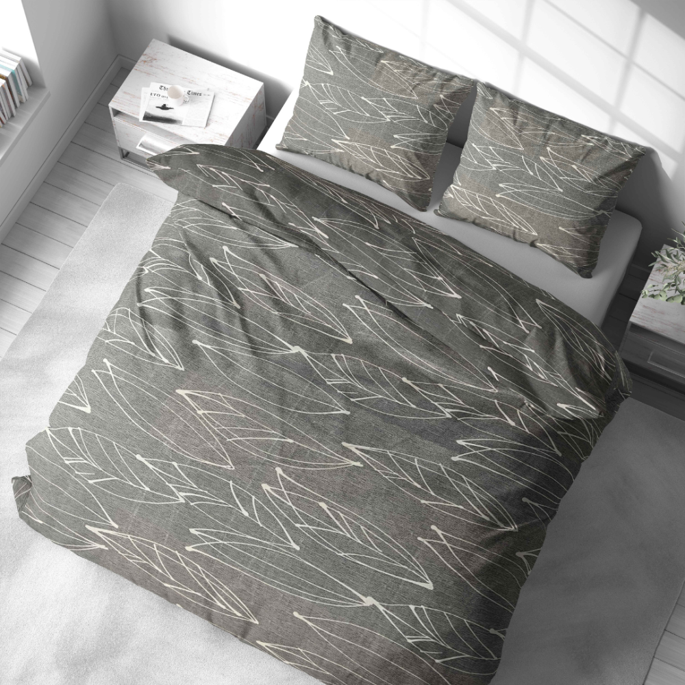 Gultas veļas komplekts „Painted Breeze“. Gultas veļas komplekti 140x200, 140x200 cm, 200x200 cm, 200x220 cm. Gultas veļas komplekts pelēkā krāsā ar sarežģīti ilustrētām lapām, nodrošinot nomierinošu un izsmalcinātu izskatu jebkuram guļamistabas dekoram.