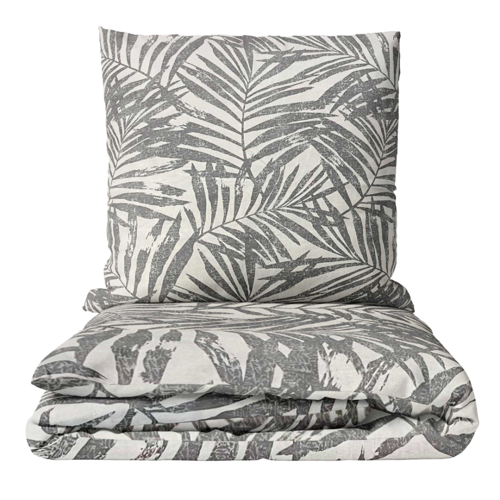 Gultas veļas komplekts „Palm Drift“. Gultas veļas komplekti 140x200, 140x200 cm, 160x200 cm, 200x200 cm, 200x220 cm, 220x240 cm. Gultas veļas komplekts maigos gaismas krāsās, rotāts ar spilgtām palmu lapām, lieliski piemērots svaigai un tropiskai noskaņai jūsu guļamistabā.