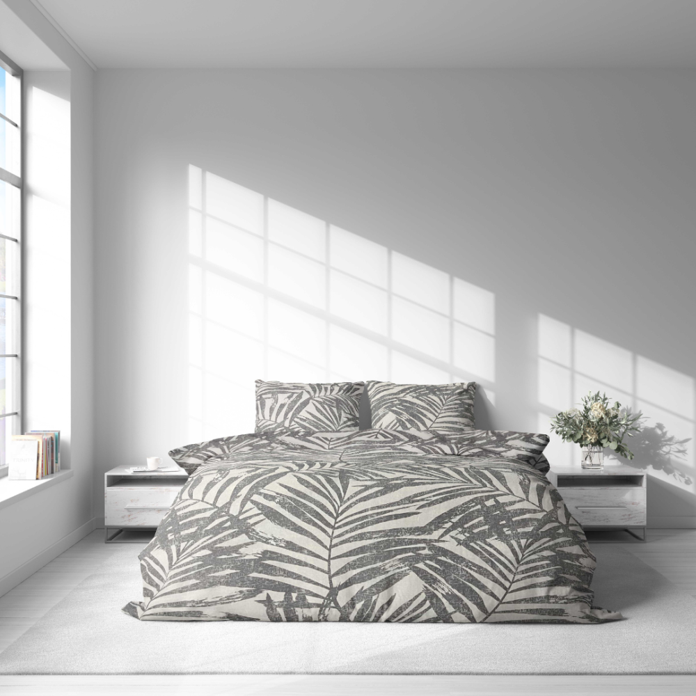 Gultas veļas komplekts „Palm Drift“. Gultas veļas komplekti 140x200, 140x200 cm, 160x200 cm, 200x200 cm, 200x220 cm, 220x240 cm. Elegants gultas veļas komplekts gaismas toņos, skaisti akcentēts ar detalizētām palmu lapām, radot mierīgu un viesmīlīgu atmosfēru.