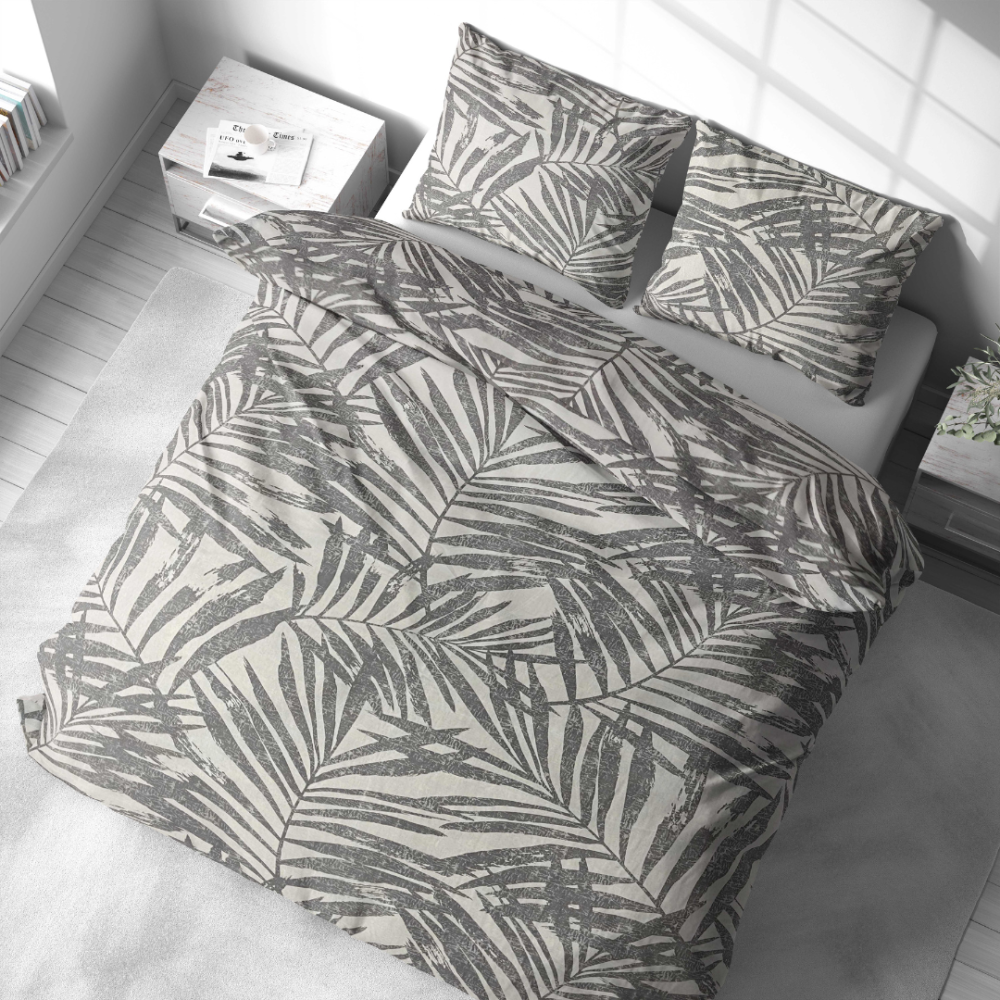 Gultas veļas komplekts „Palm Drift“. Gultas veļas komplekti 140x200, 140x200 cm, 160x200 cm, 200x200 cm, 200x220 cm, 220x240 cm. Gaismas krāsas gultas veļas komplekts ar rotaļīgām palmu lapu dizainiem, piešķirot vējainu, brīvdienu sajūtu jūsu guļamvietai.