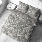 Gultas veļas komplekts „Palm Drift“. Gultas veļas komplekti 140x200, 140x200 cm, 160x200 cm, 200x200 cm, 200x220 cm, 220x240 cm. Gaismas krāsas gultas veļas komplekts ar rotaļīgām palmu lapu dizainiem, piešķirot vējainu, brīvdienu sajūtu jūsu guļamvietai.