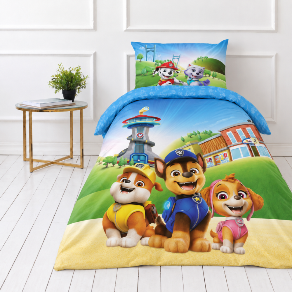 Gultas veļas komplekts „Paw Patrol Blue“. Kokvilnas gultas veļa, 135x200 cm. Krāsains kucēnu raksts ar ziliem, dzelteniem un rozā akcentiem.