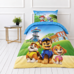 Gultas veļas komplekts „Paw Patrol Blue“. Kokvilnas gultas veļa, 135x200 cm. Krāsains kucēnu raksts ar ziliem, dzelteniem un rozā akcentiem.