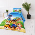Gultas veļas komplekts „Paw Patrol Blue“. Kokvilnas gultas veļa, 135x200 cm. Spilvendrāna ar kucēniem, zilām debesīm un zaļu ainavu.