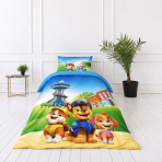 Gultas veļas komplekts „Paw Patrol Blue“. Kokvilnas gultas veļa, 135x200 cm. Zila gultas veļas puse ar gaiši ziliem ķepiņu un nozīmīšu motīviem.