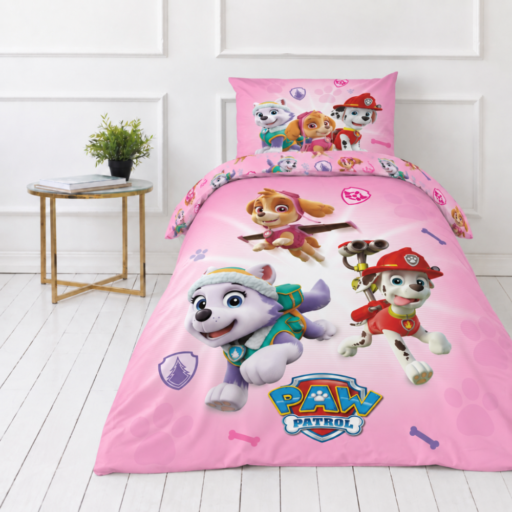 Gultas veļas komplekts „Paw Patrol Pink“. Kokvilnas gultas veļa, 135x200 cm. Rozā gultas veļa ar skye, everest un marshall un zilu “paw patrol” uzrakstu. Gultas veļas komplekts „Paw Patrol Pink“. Kokvilnas gultas veļa, 135x200 cm. Rozā gultas veļa ar skye, everest un marshall un zilu “paw patrol” uzrakstu.