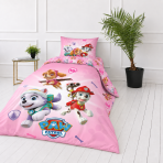 Gultas veļas komplekts „Paw Patrol Pink“. Kokvilnas gultas veļa, 135x200 cm. Rozā spilvendrāna ar trim kucēniem un ķepiņu motīviem. Gultas veļas komplekts „Paw Patrol Pink“. Kokvilnas gultas veļa, 135x200 cm. Rozā spilvendrāna ar trim kucēniem un ķepiņu motīviem.