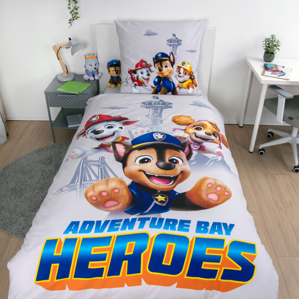 Gultas veļas komplekts „Paw Patrol“. Kokvilnas gultas veļa, 135x200 cm. Pelēks dizains ar čeisu, māršalu, skaiju un ziliem akcentiem. Gultas veļas komplekts „Paw Patrol“. Kokvilnas gultas veļa, 135x200 cm. Pelēks dizains ar čeisu, māršalu, skaiju un ziliem akcentiem.