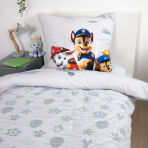 Gultas veļas komplekts „Paw Patrol“. Kokvilnas gultas veļa, 135x200 cm. Pelēkbalts dizains ar ķepu nospiedumiem, nozīmītēm un „paw patrol“ simboliem. Gultas veļas komplekts „Paw Patrol“. Kokvilnas gultas veļa, 135x200 cm. Pelēkbalts dizains ar ķepu nospiedumiem, nozīmītēm un „paw patrol“ simboliem.