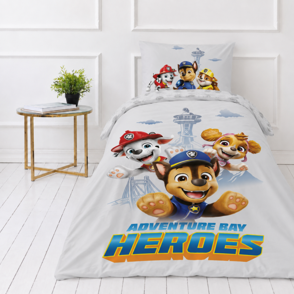 Gultas veļas komplekts „Paw Patrol“. Kokvilnas gultas veļa, 135x200 cm. Pelēks dizains ar čeisu, māršalu, skaiju un ziliem akcentiem. Gultas veļas komplekts „Paw Patrol“. Kokvilnas gultas veļa, 135x200 cm. Pelēks dizains ar čeisu, māršalu, skaiju un ziliem akcentiem.
