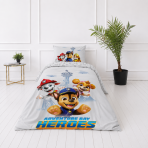 Gultas veļas komplekts „Paw Patrol“. Kokvilnas gultas veļa, 135x200 cm. Pelēkbalts dizains ar ķepu nospiedumiem, nozīmītēm un „paw patrol“ simboliem. Gultas veļas komplekts „Paw Patrol“. Kokvilnas gultas veļa, 135x200 cm. Pelēkbalts dizains ar ķepu nospiedumiem, nozīmītēm un „paw patrol“ simboliem.