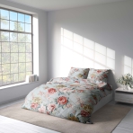 Gultas veļas komplekts „Peony“. Gultas veļas komplekti 140x200, 140x200 cm, 200x200 cm, 200x220 cm. Eleganta peoniju gultasveļa uz zilgana fona rozā un smilšu toņos.