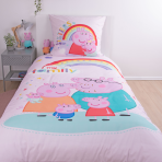 Gultas veļas komplekts „Peppa Pig“. Kokvilnas gultas veļa, 135x200 cm. Pasteļtoņu dizains ar peppa pig tēliem, krāsainām sirsniņām un zvaigznītēm. Gultas veļas komplekts „Peppa Pig“. Kokvilnas gultas veļa, 135x200 cm. Pasteļtoņu dizains ar peppa pig tēliem, krāsainām sirsniņām un zvaigznītēm.