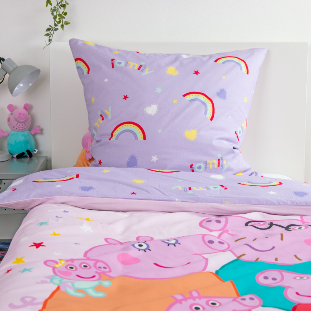 Gultas veļas komplekts „Peppa Pig“. Kokvilnas gultas veļa, 135x200 cm. Gaiši rozā dizains ar peppa pig ģimeni un pasteļtoņu varavīksni. Gultas veļas komplekts „Peppa Pig“. Kokvilnas gultas veļa, 135x200 cm. Gaiši rozā dizains ar peppa pig ģimeni un pasteļtoņu varavīksni.