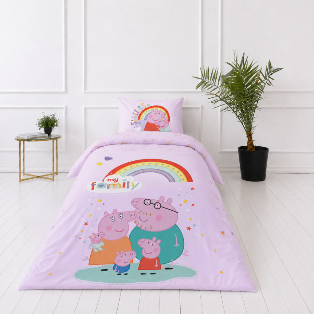 Gultas veļas komplekts „Peppa Pig“. Kokvilnas gultas veļa, 135x200 cm. Pasteļtoņu dizains ar peppa pig tēliem, krāsainām sirsniņām un zvaigznītēm. Gultas veļas komplekts „Peppa Pig“. Kokvilnas gultas veļa, 135x200 cm. Pasteļtoņu dizains ar peppa pig tēliem, krāsainām sirsniņām un zvaigznītēm.