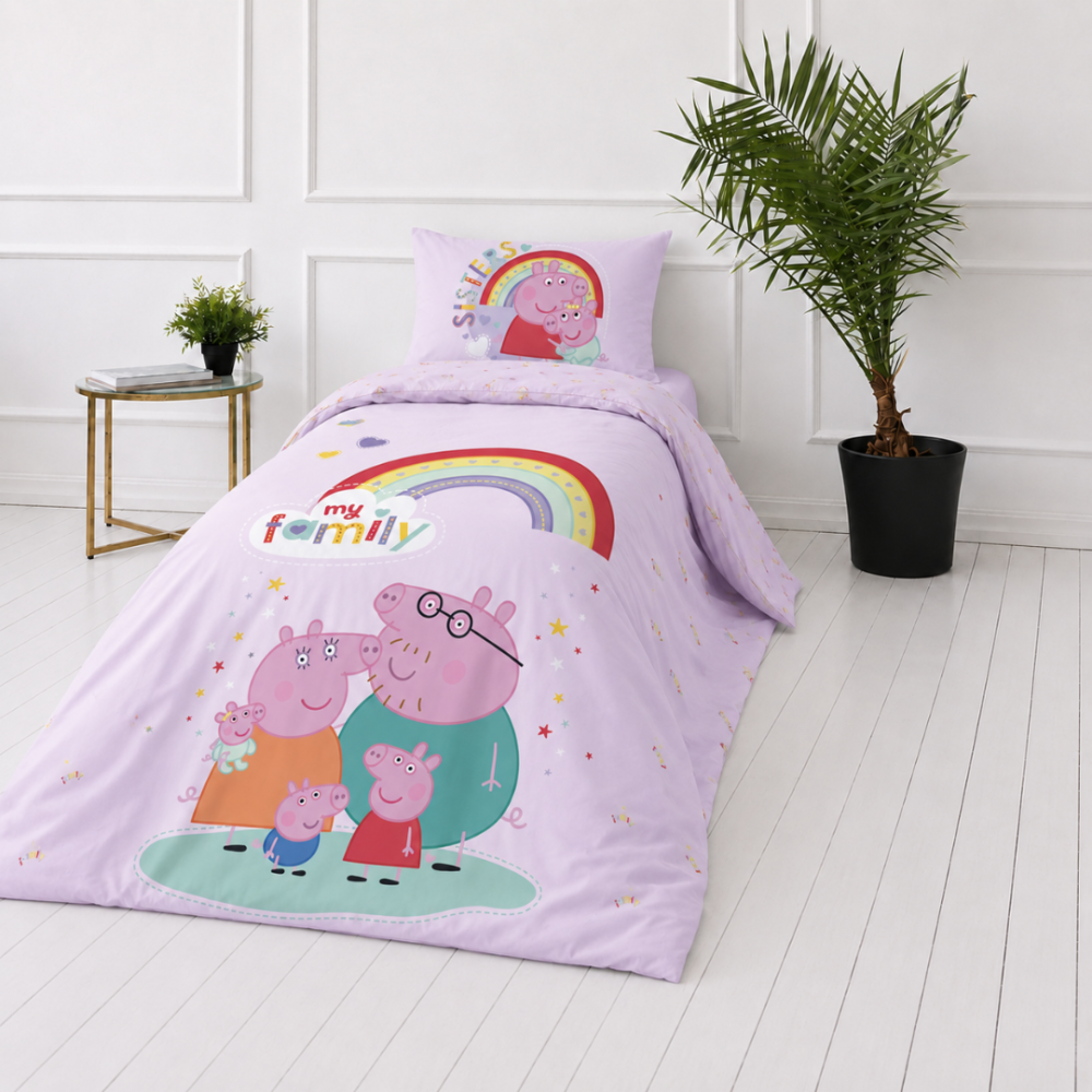 Gultas veļas komplekts „Peppa Pig“. Kokvilnas gultas veļa, 135x200 cm. Violets gultas veļas komplekts ar varavīksnēm, sirsniņām un krāsainu „family“ rakstu. Gultas veļas komplekts „Peppa Pig“. Kokvilnas gultas veļa, 135x200 cm. Violets gultas veļas komplekts ar varavīksnēm, sirsniņām un krāsainu „family“ rakstu.