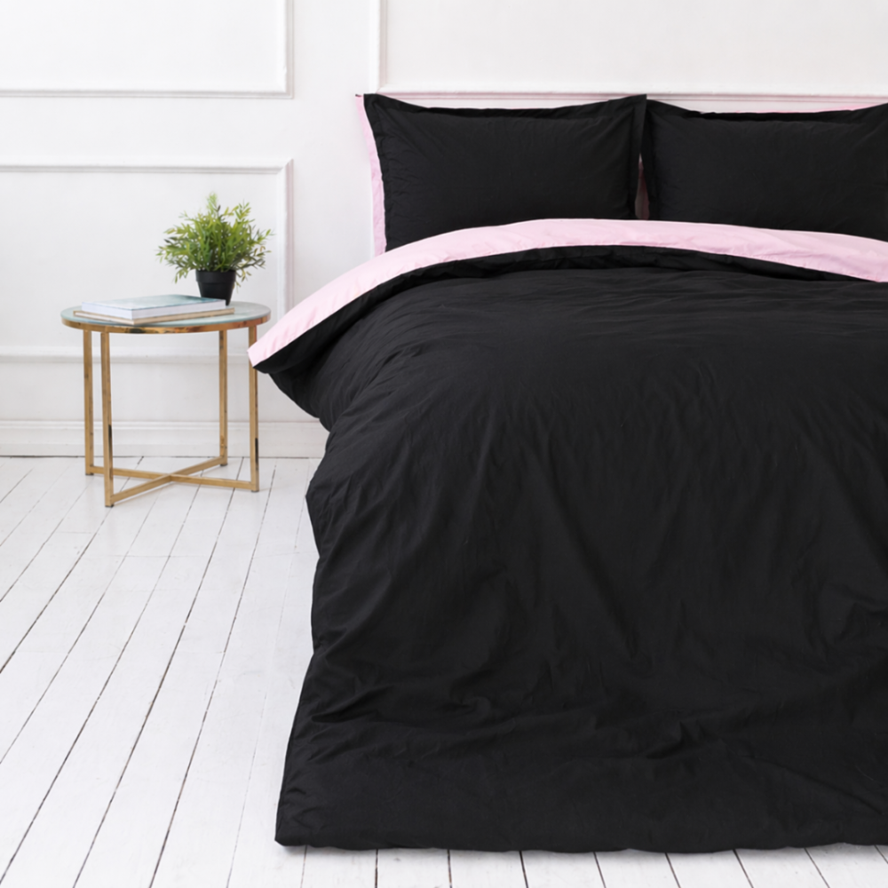 Gultas veļas komplekts „Pink Panther“. Rozā gultasveļa, 140x200 cm, 150x200 cm, 160x200 cm, 180x200 cm, 200x200 cm, 200x220 cm, 220x240 cm. Divpusējs gultas veļas komplekts ar melnu un gaiši rozā pusi.