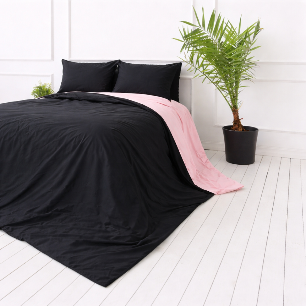 Gultas veļas komplekts „Pink Panther“. Rozā gultasveļa, 140x200 cm, 150x200 cm, 160x200 cm, 180x200 cm, 200x200 cm, 200x220 cm, 220x240 cm. Moderns divpusējs gultas veļas komplekts melnā ar rozā akcentu.