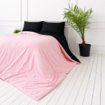 Gultas veļas komplekts „Pink Panther“. Rozā gultasveļa, 140x200 cm, 150x200 cm, 160x200 cm, 180x200 cm, 200x200 cm, 200x220 cm, 220x240 cm. Elegants divpusējs gultas veļas komplekts melnā un pasteļrozā krāsā.