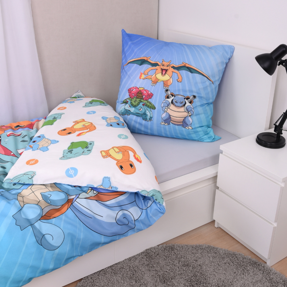 Gultas veļas komplekts „Pokemon“. Kokvilnas gultas veļa, 135x200 cm. Divpusējs gaiši zils gultas veļas komplekts ar pokémon tēliem un smalku rakstu uz balta fona. Gultas veļas komplekts „Pokemon“. Kokvilnas gultas veļa, 135x200 cm. Divpusējs gaiši zils gultas veļas komplekts ar pokémon tēliem un smalku rakstu uz balta fona.