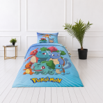 Gultas veļas komplekts „Pokemon“. Kokvilnas gultas veļa, 135x200 cm. Divpusējs gaiši zils gultas veļas komplekts ar pokémon tēliem un smalku rakstu uz balta fona. Gultas veļas komplekts „Pokemon“. Kokvilnas gultas veļa, 135x200 cm. Divpusējs gaiši zils gultas veļas komplekts ar pokémon tēliem un smalku rakstu uz balta fona.
