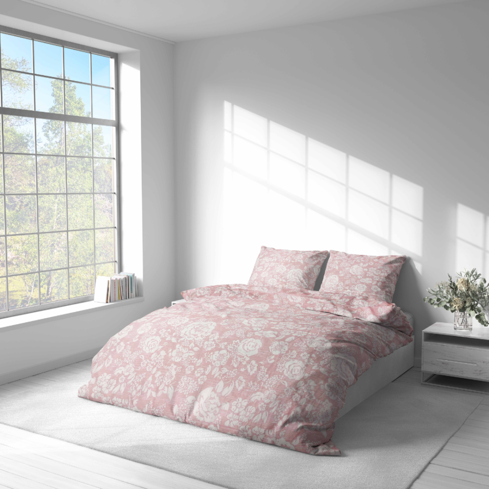 Gultas veļas komplekts „Provance Coral“. Gultas veļas komplekti 140x200, 140x200 cm, 200x200 cm, 200x220 cm. Rozā gultasveļas komplekts ar maigiem baltu rožu rakstiem, kas ir ideāli piemērots burvīgam un mierīgam guļamistabas izskatam.
