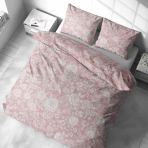 Gultas veļas komplekts „Provance Coral“. Gultas veļas komplekti 140x200, 140x200 cm, 200x200 cm, 200x220 cm. Maigs rozā gultasveļas komplekts ar sarežģītu baltu rožu dizainu, kas rada maigu un stilīgu atmosfēru jūsu telpā.