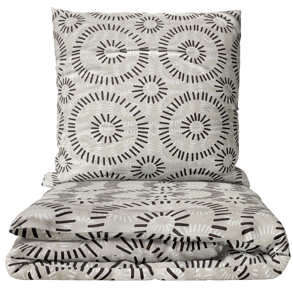 Gultas veļas komplekts „Round Robin“. Gultas veļas komplekti 140x200, 140x200 cm, 200x200 cm, 200x220 cm. Gultas komplekts ar brūnu ģeometrisku apļu rakstu uz gaiši pelēka fona.