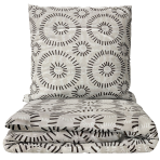 Gultas veļas komplekts „Round Robin“. Gultas veļas komplekti 140x200, 140x200 cm, 200x200 cm, 200x220 cm. Gultas komplekts ar brūnu ģeometrisku apļu rakstu uz gaiši pelēka fona.