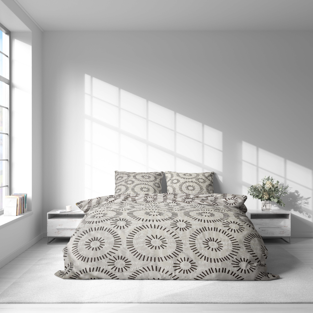 Gultas veļas komplekts „Round Robin“. Gultas veļas komplekti 140x200, 140x200 cm, 200x200 cm, 200x220 cm. Baltās un melnās krāsas gultas veļas komplekts ar simetriskiem apļveida rakstiem.