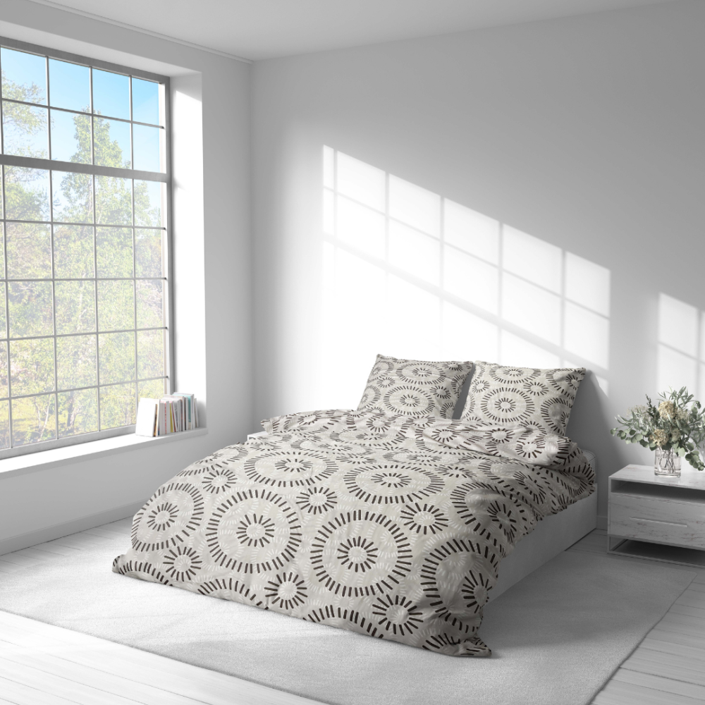Gultas veļas komplekts „Round Robin“. Gultas veļas komplekti 140x200, 140x200 cm, 200x200 cm, 200x220 cm. Gultas veļas komplekts ar apļveida ģeometriskiem rakstiem baltā un melnā krāsā.