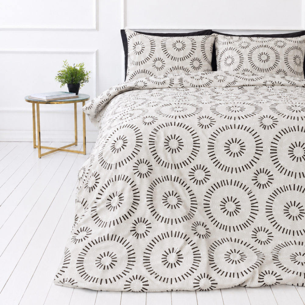 Gultas veļas komplekts „Round Robin“. Pelēka gultasveļa, 140x200 cm, 200x200 cm, 200x220 cm. Gultas veļas komplekts ar apļveida ģeometriskiem rakstiem baltā un melnā krāsā. Gultas veļas komplekts „Round Robin“. Pelēka gultasveļa, 140x200 cm, 200x200 cm, 200x220 cm. Gultas veļas komplekts ar apļveida ģeometriskiem rakstiem baltā un melnā krāsā.