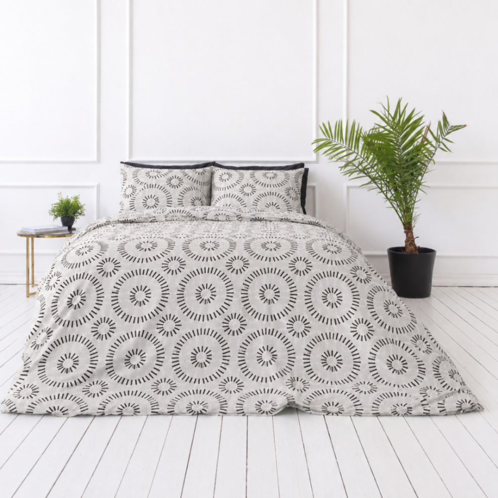 Gultas veļas komplekts „Round Robin“. Pelēka gultasveļa, 140x200 cm, 200x200 cm, 200x220 cm. Gultas veļas komplekts ar elegantu melnbalto apļu kompozīciju, ideāli piemērots modernam interjeram. Gultas veļas komplekts „Round Robin“. Pelēka gultasveļa, 140x200 cm, 200x200 cm, 200x220 cm. Gultas veļas komplekts ar elegantu melnbalto apļu kompozīciju, ideāli piemērots modernam interjeram.