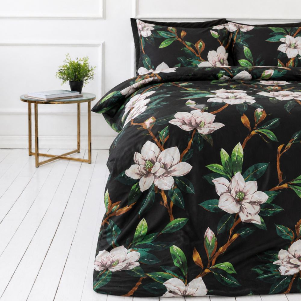 Gultas veļas komplekts „Soft Magnolia“. Zaļa gultasveļa, 140x200 cm, 150x200 cm, 160x200 cm, 180x200 cm, 200x200 cm, 200x220 cm, 220x240 cm. Elegants gultas komplekts ar spilgti zaļām magnolijām. Gultas veļas komplekts „Soft Magnolia“. Zaļa gultasveļa, 140x200 cm, 150x200 cm, 160x200 cm, 180x200 cm, 200x200 cm, 200x220 cm, 220x240 cm. Elegants gultas komplekts ar spilgti zaļām magnolijām.