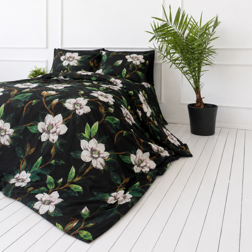 Gultas veļas komplekts „Soft Magnolia“. Zaļa gultasveļa, 140x200 cm, 150x200 cm, 160x200 cm, 180x200 cm, 200x200 cm, 200x220 cm, 220x240 cm. Mūsdienīgs un stilīgs gultas komplekts ar baltajiem magnoliju ziediem. Gultas veļas komplekts „Soft Magnolia“. Zaļa gultasveļa, 140x200 cm, 150x200 cm, 160x200 cm, 180x200 cm, 200x200 cm, 200x220 cm, 220x240 cm. Mūsdienīgs un stilīgs gultas komplekts ar baltajiem magnoliju ziediem.