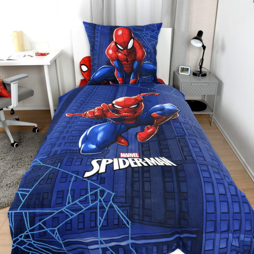 Gultas veļas komplekts „Spiderman“. Kokvilnas gultas veļa, 135x200 cm. Gaiši zils gultas veļas raksts ar atkārtotiem sarkaniem zirnekļcilvēka motīviem Gultas veļas komplekts „Spiderman“. Kokvilnas gultas veļa, 135x200 cm. Gaiši zils gultas veļas raksts ar atkārtotiem sarkaniem zirnekļcilvēka motīviem