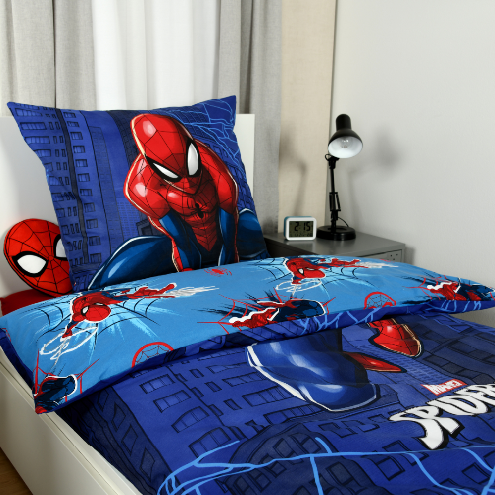 Gultas veļas komplekts „Spiderman“. Kokvilnas gultas veļa, 135x200 cm. Divpusējs zils „spider-man“ dizains ar pilsētas, zirnekļu tīklu un zirnekļcilvēka motīviem Gultas veļas komplekts „Spiderman“. Kokvilnas gultas veļa, 135x200 cm. Divpusējs zils „spider-man“ dizains ar pilsētas, zirnekļu tīklu un zirnekļcilvēka motīviem