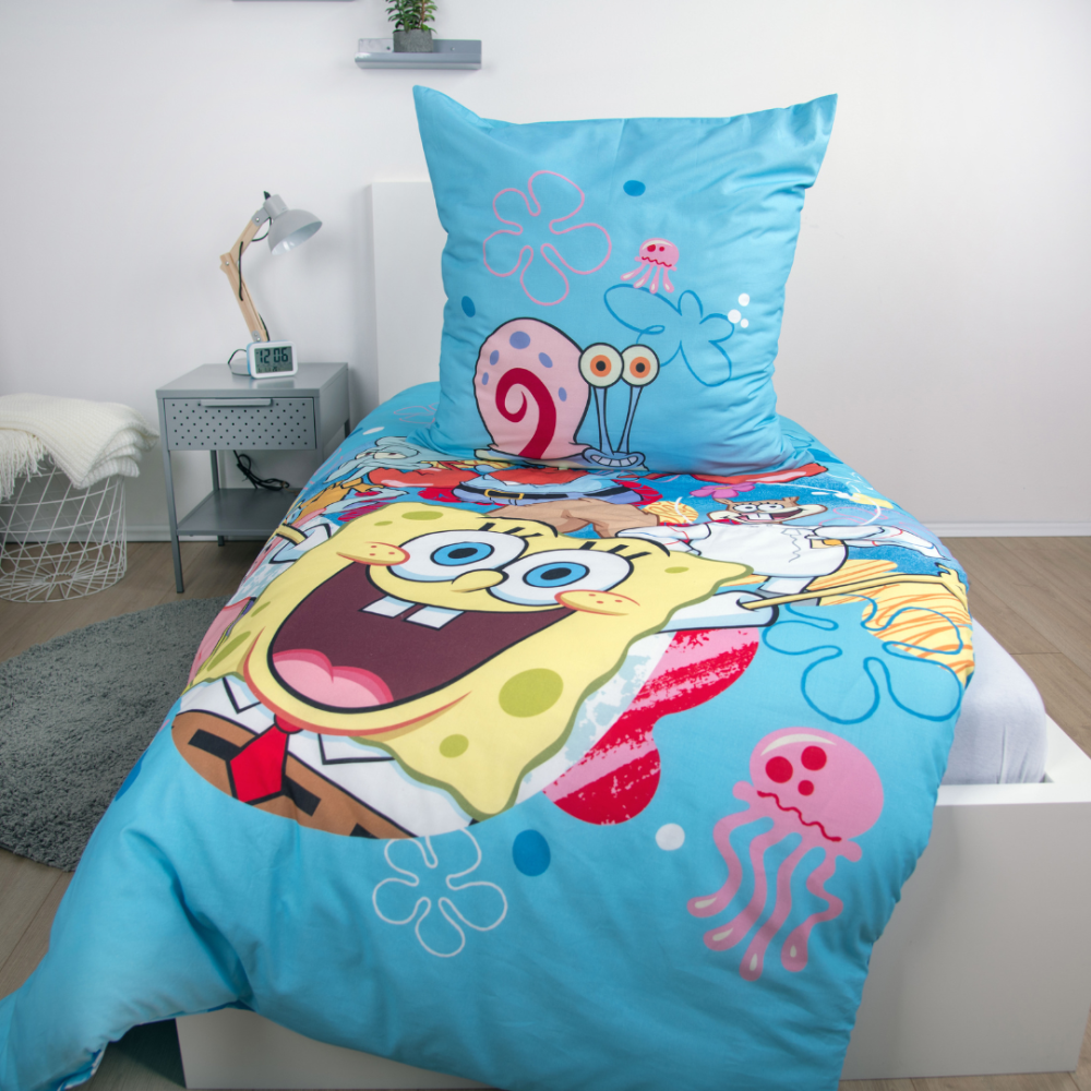 Gultas veļas komplekts „SpongeBob SquarePants“. Bērnu gultas veļa, 135x200 cm. Koši zils gultas veļas komplekts ar krāsainiem bikini bottom tēlu zīmējumiem. Gultas veļas komplekts „SpongeBob SquarePants“. Bērnu gultas veļa, 135x200 cm. Koši zils gultas veļas komplekts ar krāsainiem bikini bottom tēlu zīmējumiem.