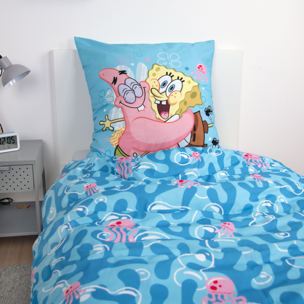 Gultas veļas komplekts „SpongeBob SquarePants“. Bērnu gultas veļa, 135x200 cm. Divpusējs gaiši zils gultas veļas komplekts ar rozā medūzām un jūras motīvu rakstu. Gultas veļas komplekts „SpongeBob SquarePants“. Bērnu gultas veļa, 135x200 cm. Divpusējs gaiši zils gultas veļas komplekts ar rozā medūzām un jūras motīvu rakstu.