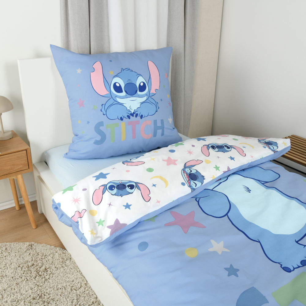 Gultas veļas komplekts „Stitch Blue“. Kokvilnas gultas veļa, 135x200 cm. Balts divpusējas gultas veļas raksts ar stitch, mēnešiem un pasteļtoņu zvaigznēm.