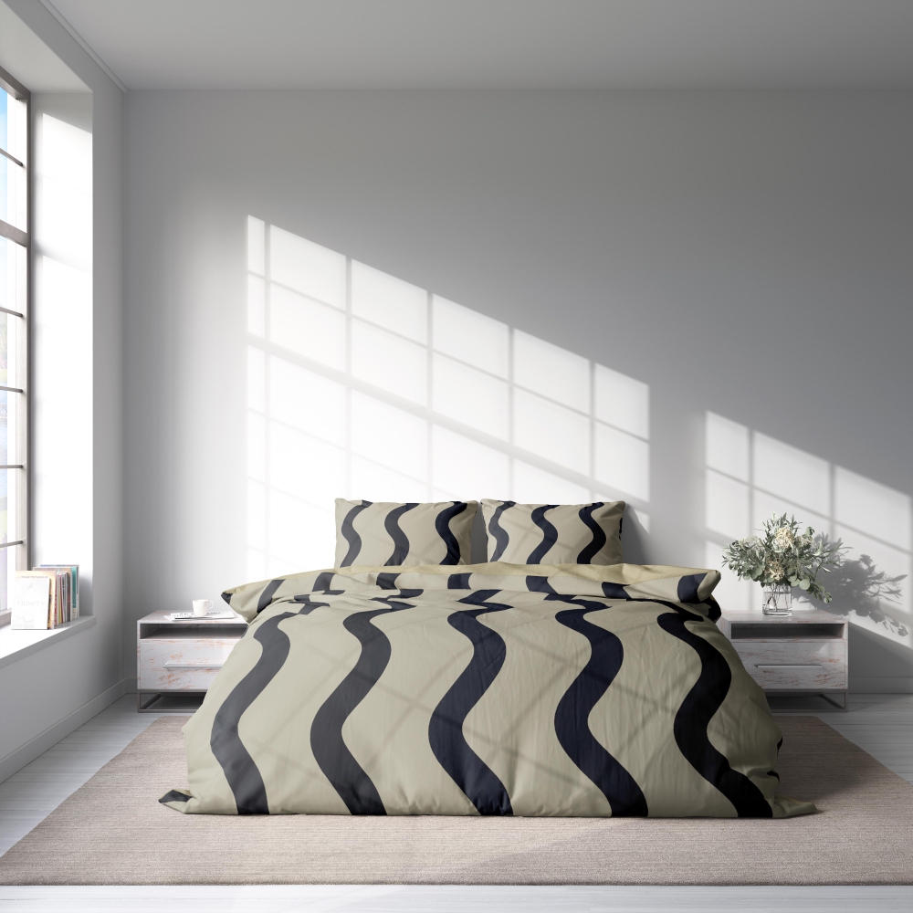 Gultas veļas komplekts "String". Gultas veļas komplekti 140x200, 140x200 cm, 150x200 cm, 160x200 cm, 180x200 cm, 200x200 cm, 200x220 cm. Šiks gaiši dzelteni bēšs gultasveļas komplekts ar drosmīgām melnām izliektām līnijām, kas jūsu telpai piešķirs mūsdienīgu eleganci. 