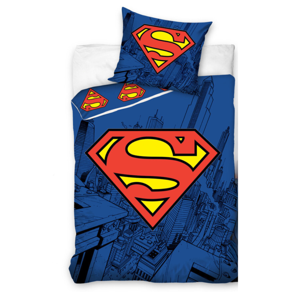 Gultas veļas komplekts „Superman“. Bērnu gultas veļa, 140x200 cm. Tumši zila bērnu gultasveļa ar pilsētas ainavas rakstu un redzamu supermena simbolu.
