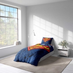 Gultas veļas komplekts „Superman“. Bērnu gultas veļa, 140x200 cm. Daiļrunīgs tumši zils gultasveļas komplekts ar pilsētas panorāmu un ikonisko supermena emblēmu.