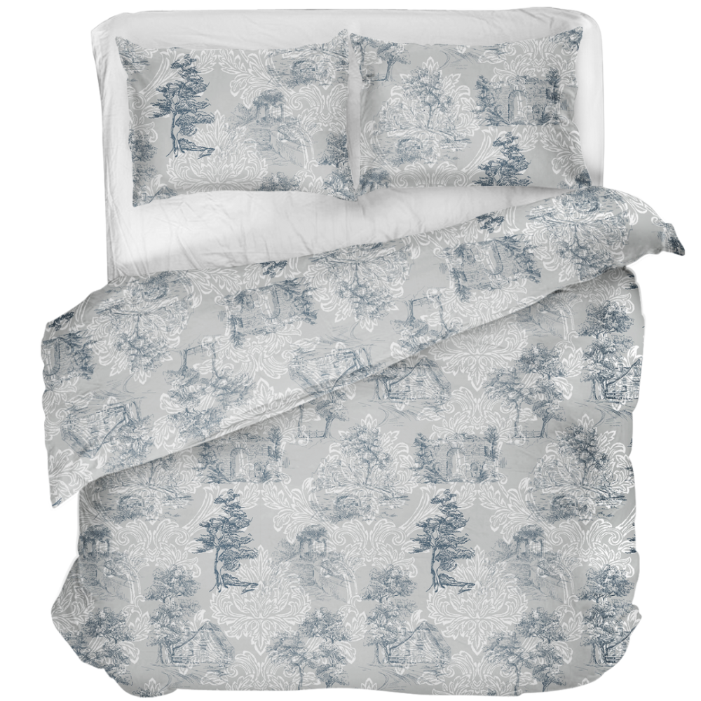 Gultas veļas komplekts „Toile De Jouy Classic“. Gultas veļas komplekti 140x200, 140x200 cm, 200x200 cm, 200x220 cm. Gultas komplekts ar klasisku zilā toņa ainavas rakstu uz pelēka fona.
