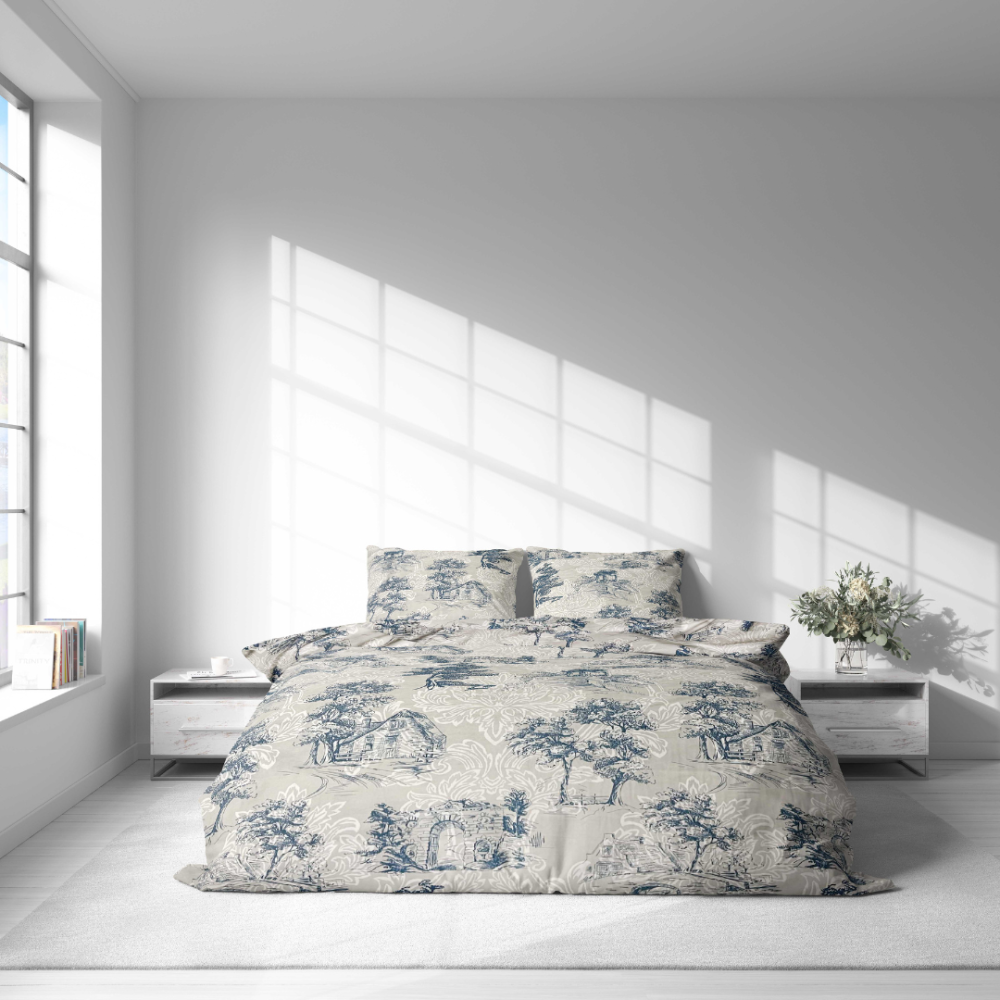 Gultas veļas komplekts „Toile De Jouy Classic“. Gultas veļas komplekti 140x200, 140x200 cm, 200x200 cm, 200x220 cm. Komplektu rotā klasisks “toile” raksts – tumši zilu zīmējumu grupas uz gaiša fona, kas izceļ arhitektūras un dabas elementus.
