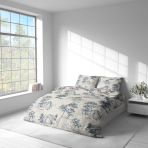 Gultas veļas komplekts „Toile De Jouy Classic“. Gultas veļas komplekti 140x200, 140x200 cm, 200x200 cm, 200x220 cm. Gultas veļas komplekta dizainu veido gaišs fons ar bagātīgu tumši zilām lauku sētu un koku ainavām, papildinātām smalkiem augļu ornamentiem.
