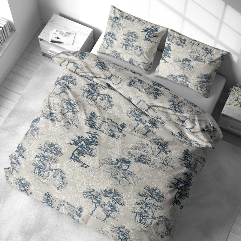 Gultas veļas komplekts „Toile De Jouy Classic“. Gultas veļas komplekti 140x200, 140x200 cm, 200x200 cm, 200x220 cm. Dizainu papildina baltie augļu ornamenti, kuros saplūst koki koku silueti un dekoratīvi risinājumi, piešķirot rakstam vieglumu.