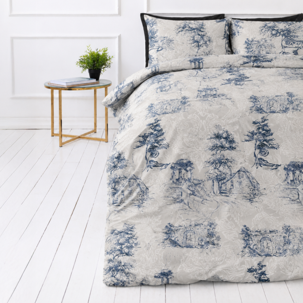 Gultas veļas komplekts „Toile De Jouy Classic“. Rakstaina gultas veļa, 140x200 cm, 200x200 cm, 200x220 cm. Gultas veļas komplekta dizainu veido gaišs fons ar bagātīgu tumši zilām lauku sētu un koku ainavām, papildinātām smalkiem augļu ornamentiem. Gultas veļas komplekts „Toile De Jouy Classic“. Rakstaina gultas veļa, 140x200 cm, 200x200 cm, 200x220 cm. Gultas veļas komplekta dizainu veido gaišs fons ar bagātīgu tumši zilām lauku sētu un koku ainavām, papildinātām smalkiem augļu ornamentiem.