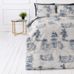 Gultas veļas komplekts „Toile De Jouy Classic“. Rakstaina gultas veļa, 140x200 cm, 200x200 cm, 200x220 cm. Gultas veļas komplekta dizainu veido gaišs fons ar bagātīgu tumši zilām lauku sētu un koku ainavām, papildinātām smalkiem augļu ornamentiem. Gultas veļas komplekts „Toile De Jouy Classic“. Rakstaina gultas veļa, 140x200 cm, 200x200 cm, 200x220 cm. Gultas veļas komplekta dizainu veido gaišs fons ar bagātīgu tumši zilām lauku sētu un koku ainavām, papildinātām smalkiem augļu ornamentiem.